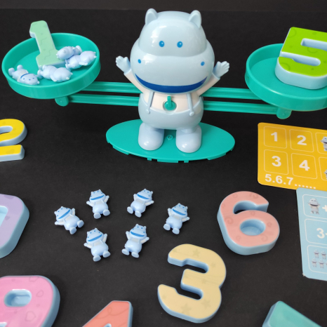 Математичні ваги  Бегемот з цифрами та фігурками