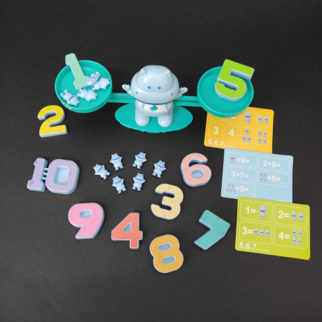 Математичні ваги  Бегемот з цифрами та фігурками
