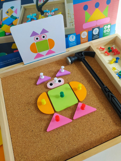 Мозаїка з молоточком, цвяшками та картакми із завданнями