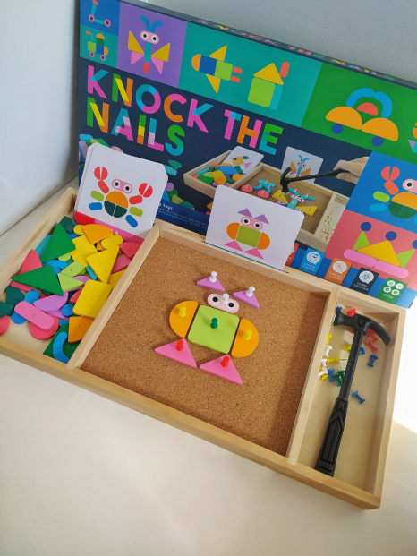 Мозаїка з молоточком, цвяшками та картакми із завданнями