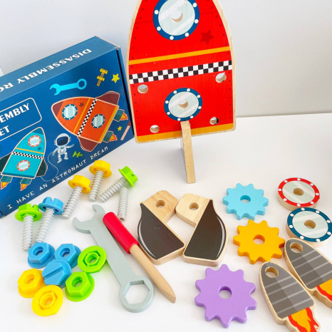 Деревянный бизиборд Космическая ракета: отвертка, гаечный ключ, шестерни, болтики, C 62353