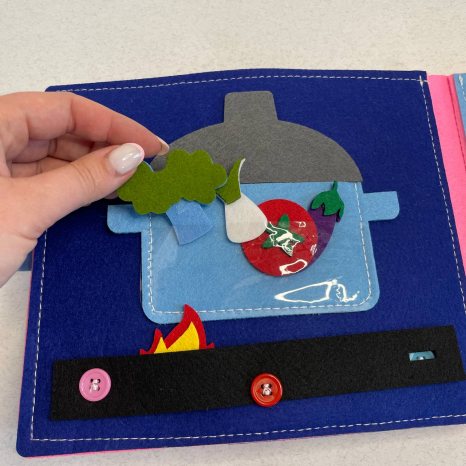 М'яка фетрова книжка-бізіборд,годинник, шнурівка, рухомі намистини, елементи на липучках, C 70904