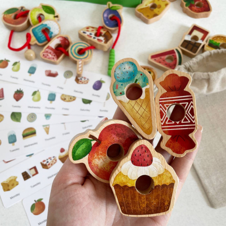 Шнуровка деревянная Вкусняшки 18 элементов, 8 карт с заданиями в текстильном мешочке C 73241