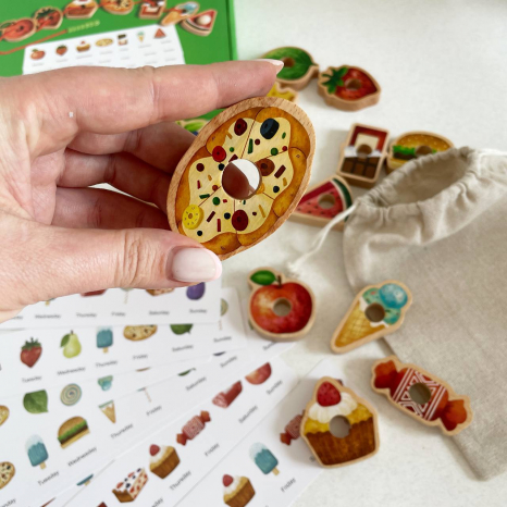 Шнурівка дерев’яна Смаколики 18 елементів, 8 карток із завданнями в текстильному мішечку C 73241