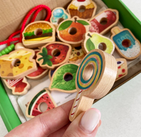 Шнуровка деревянная Вкусняшки 18 элементов, 8 карт с заданиями в текстильном мешочке C 73241