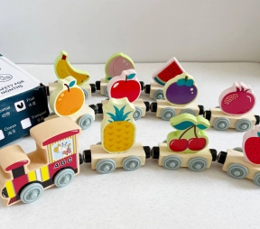 Дерев'яний магнітний потяг - каталка Фрукти C 73285