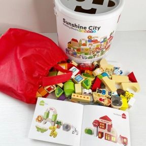 Конструктор деревянный Городок с фигурками животных, людей, транспорта в ведре C 74149