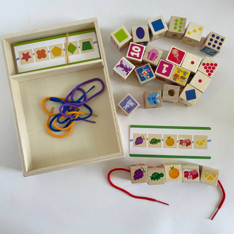 Дерев’яна шнурівка 25 дерев’яних кубиків різної тематики з картками завданнями, C 74296