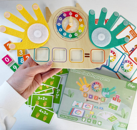 Математична дошка Пальчики рахуй: двосторонні кубики з цифрами, годинник із рухомими стрілками, картки із прикладами та розпорядком дня англійською, долоні з липучками, C 75292