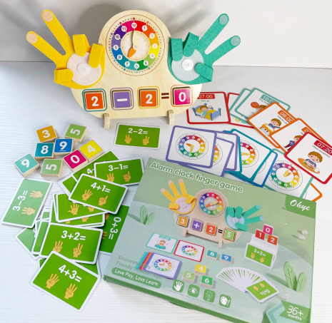 Математична дошка Пальчики рахуй: двосторонні кубики з цифрами, годинник із рухомими стрілками, картки із прикладами та розпорядком дня англійською, долоні з липучками, C 75292