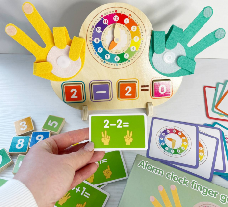Математична дошка Пальчики рахуй: двосторонні кубики з цифрами, годинник із рухомими стрілками, картки із прикладами та розпорядком дня англійською, долоні з липучками, C 75292
