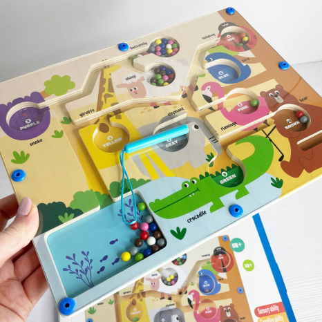 Дерев'яна магнітна гра лабіринт та сортер для кульок, кольори і назви тваринок англійською, магнітний стилус C 75598