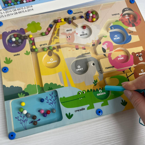 Дерев'яна магнітна гра лабіринт та сортер для кульок, кольори і назви тваринок англійською, магнітний стилус C 75598