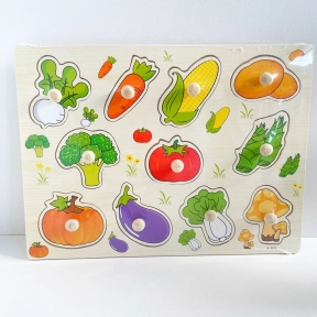 Дерев'яна рамка - вкладка Овочі з ручками та дублюючим малюнком