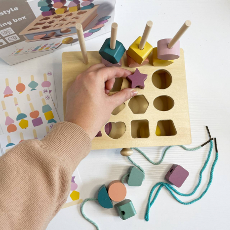 Дерев’яна пірамідка-сортер з геометричними фігурами, картками, шнурівка C9433