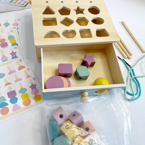 Дерев’яна пірамідка-сортер з геометричними фігурами, картками, шнурівка C9433