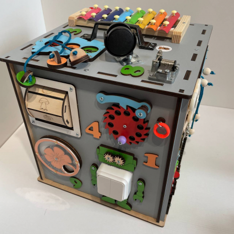 Дерев'яний бізікуб з роботом Сірий 30х30 см