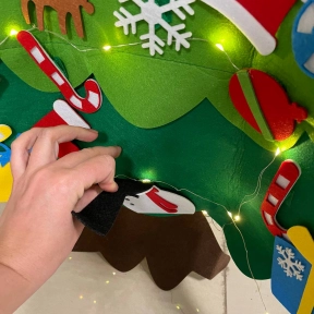 Фетровая елка с набором украшений на липучках и герляндой