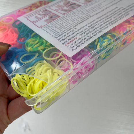 УЦІНКА!!Набір резиночок для плетіння 23 кольори, пластикова фурнітура, рогатки, гачки, пластикові карабіни, намистинки, підвіски, інструкція, D 881
