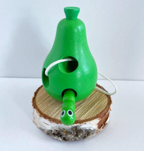 Дерев'яна шнурівка Груша з гусеничкою