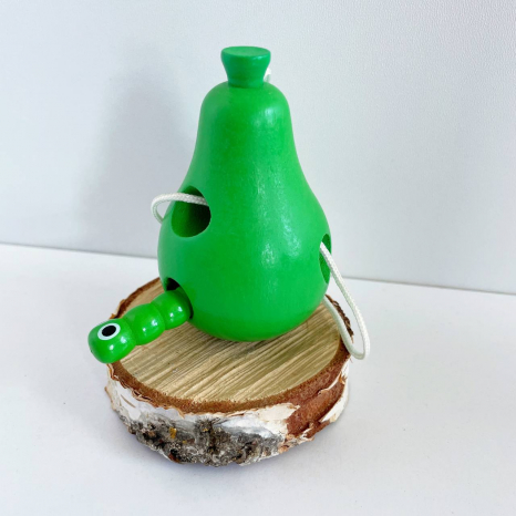 Дерев'яна шнурівка Груша з гусеничкою