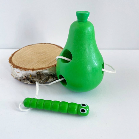 Дерев'яна шнурівка Груша з гусеничкою