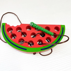 Дерев'яна шнурівка Гусениця в Кавуні (15см)