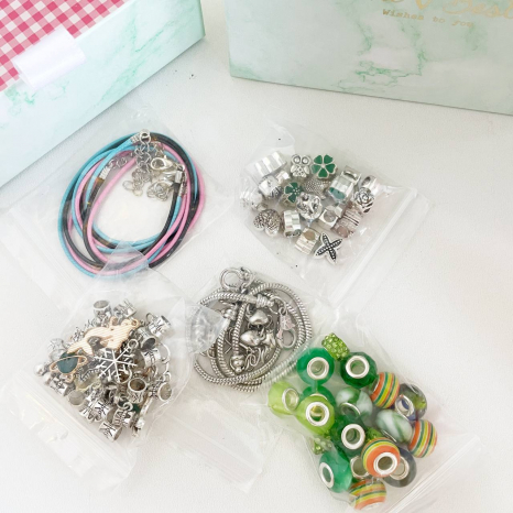 Набір прикрас DLS 1107 "Зелений бокс", основи для браслетів, намистини, підвіски, в коробці