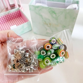 Набір прикрас DLS 1107 "Зелений бокс", основи для браслетів, намистини, підвіски, в коробці