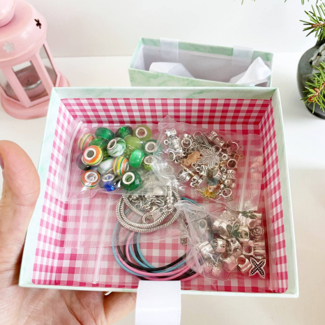 Набір прикрас DLS 1107 "Зелений бокс", основи для браслетів, намистини, підвіски, в коробці