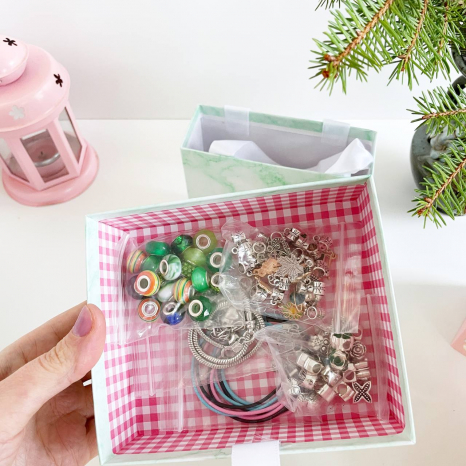 Набір прикрас DLS 1107 "Зелений бокс", основи для браслетів, намистини, підвіски, в коробці