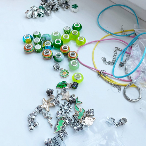 Набір прикрас DLS 1122  6 основ браслетів, шарми, шкатулка, в коробці