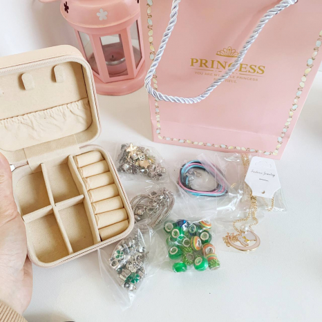 Набір прикрас DLS 1122  6 основ браслетів, шарми, шкатулка, в коробці