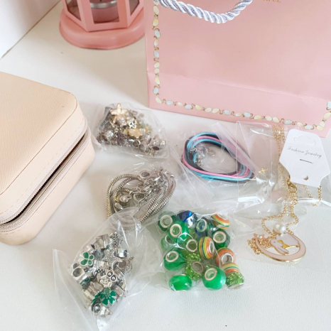 Набір прикрас DLS 1122  6 основ браслетів, шарми, шкатулка, в коробці