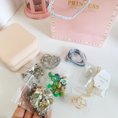 Набір прикрас DLS 1122  6 основ браслетів, шарми, шкатулка, в коробці