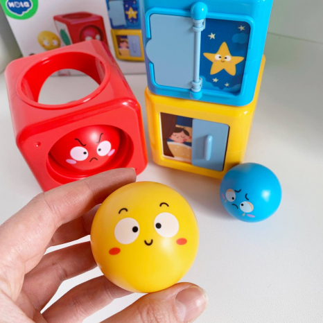 Сортер кольорові кубики з кульками