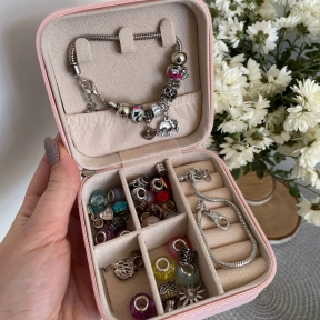 Набір прикрас у рожевій  шкатулці: 2 металеві основи браслетів, намистини, шарми FT 2026 C