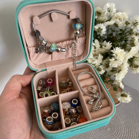 Набір прикрас у бірюзовій шкатулці: 2 металеві основи браслетів, намистини, шарми FT 2026 C