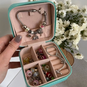 Набір прикрас у бірюзовій шкатулці: 2 металеві основи браслетів, намистини, шарми FT 2026 C