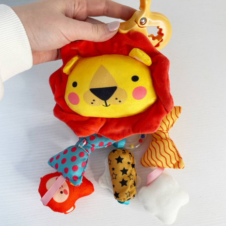 Брязкальце - підвіска Левенятко: шелесткі елементи, мелодія вітру, пискавки, прорізувач, прищіпка для підвішування