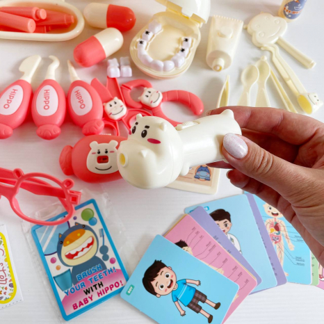 Набір лікаря HZ 888 B: стетоскоп, термометр, ліхтарик на батарейках, підсвітка,  шприц, окуляри для лікаря, аксесуари, в коробці