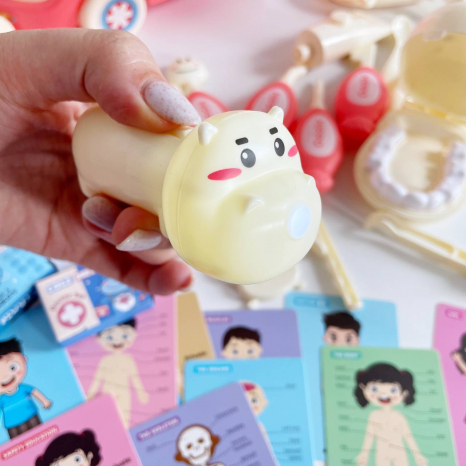 Набір лікаря у рожевій валізі- машинці з світловими ефектами  HZ 889 B - 1