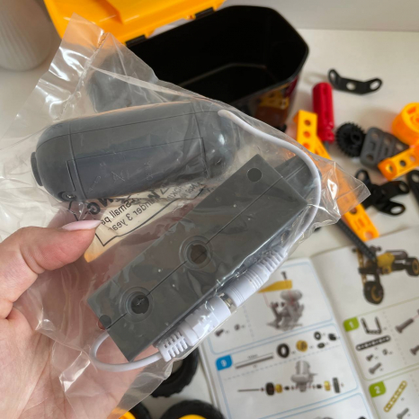 Конструктор  112 елементів, інструменти, на батарейках, пластикові та гумові деталі