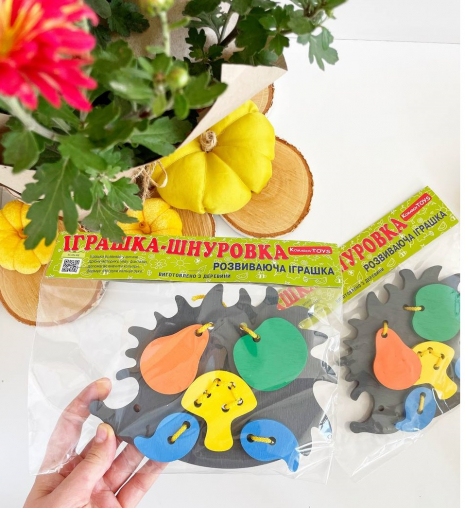 Дерев'яна шнурівка Їжачок з плодами, KomarovToys К109