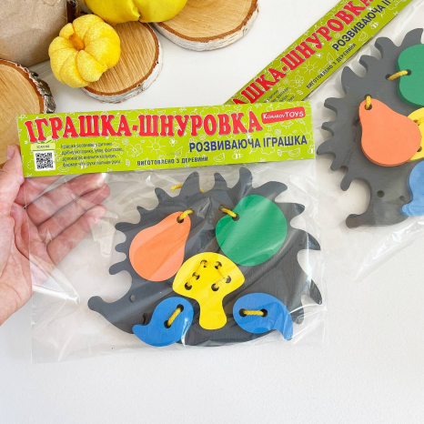 Дерев'яна шнурівка Їжачок з плодами, KomarovToys К109