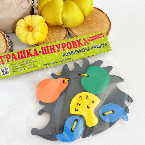Дерев'яна шнурівка Їжачок з плодами, KomarovToys К109