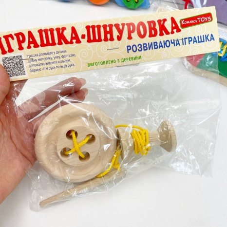 Дерев'яна шнурівка гудзик з котушкою, KomarovToys K150