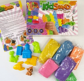 Набір з кінетичним піском мікс кольорів в коробці1000 гр. + фігурка сюрприз песик  "KidSand DANKO Toys"