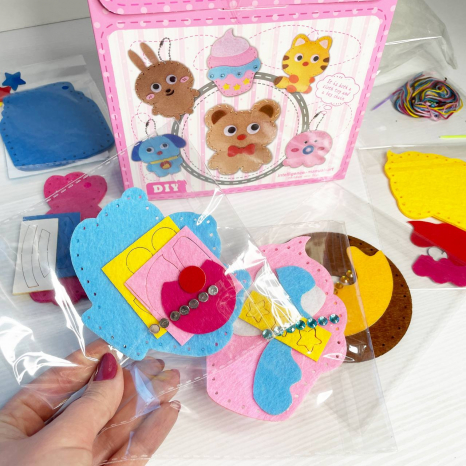 Поший сам брелочки фетрові 6 шт, заготівки, нитки,  2 пластикові голки, наповнювач: вата, очі, ланцюжки, L 569 C