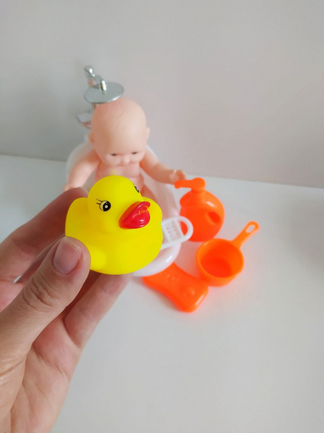 Лялька Пупс з аксесуарами для ванної та качечкою LE566-18E